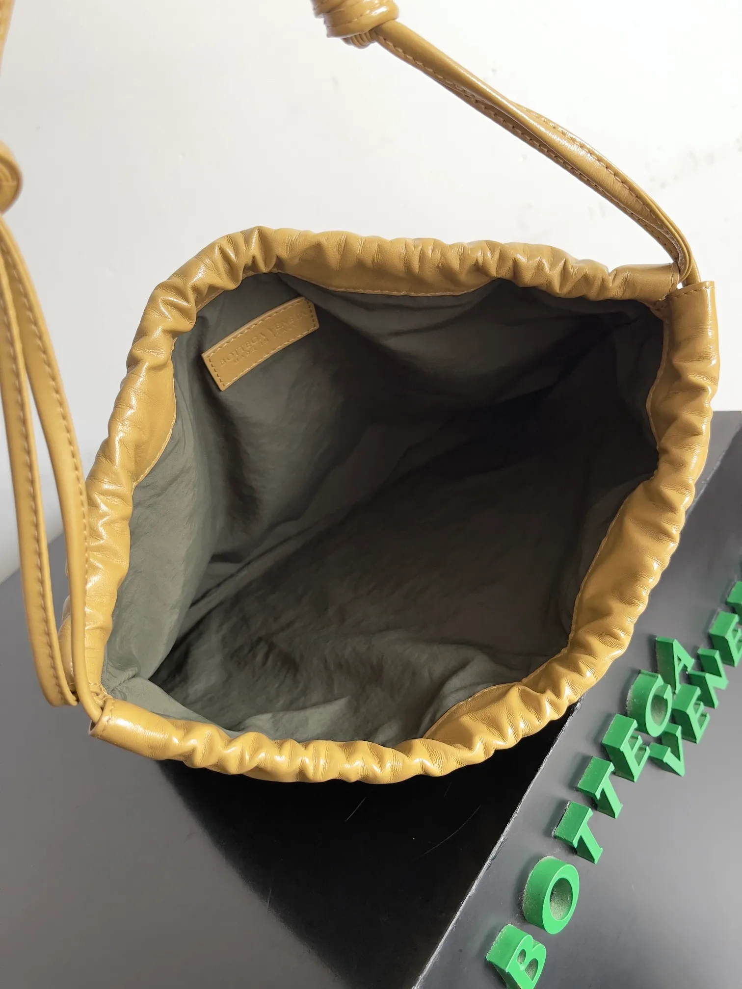 Batch 1560 Armpit bags have become a fashionable item that every girl has in their hands in recent years🛍️. The elegant and simple style has won the love of many people of different ages. However, there is an unavoidable trouble with armpit bags, that is, the capacity is too small, and BOTTEGA VENETA’s new Dustbag Considering people's travel needs, the capacity of garbage bags has been greatly upgraded. Folding umbrellas, water cups, and girls' makeup powder and lipstick can all be accommodated. It is very light and resistant to dirt. Even if you have a lot of things when traveling, it can reduce the burden to a certain extent. The shoulder straps are buckled and can be changed at will. It can be used for hand holding or as the liner of a large bag. After the drawstring is drawn, it looks like a cloud bag. It is very suitable for concave styling when traveling in summer🙋🏻‍♀️ Style number: 796728 Size: 32*23*1cm